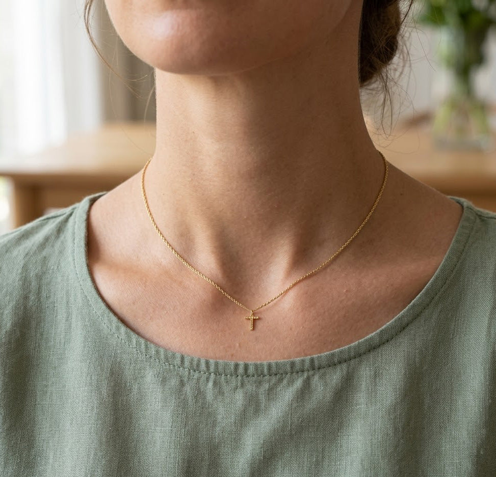 [group:t-10k-gold] Initial Pendant 